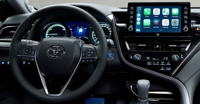 Interior del Toyota Camry HEV 2023