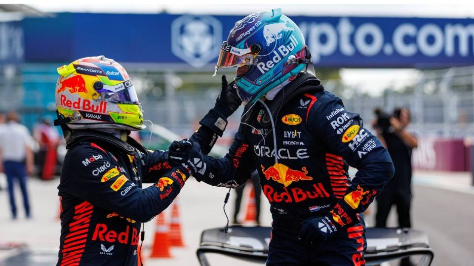 Verstappen y Checo se saludan tras el final de una carrera