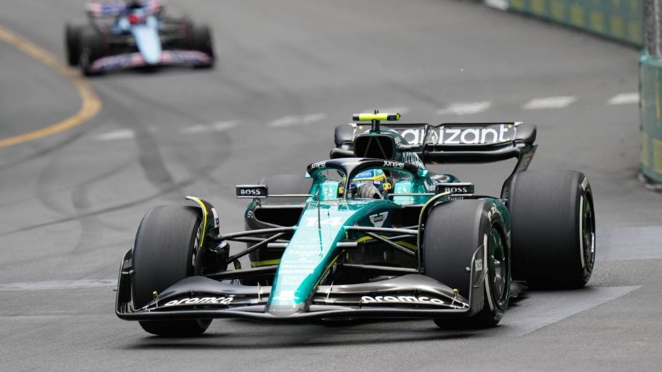 Fernando Alonso conduce un Aston Martin