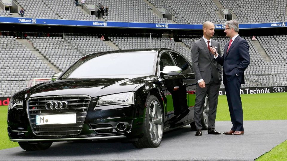 Guardiola recibe su Audi S8 en Allianz Arena