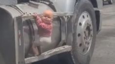 ¡Increíble pero cierto! Bebé roba las miradas de conductores al ir agarrado de un tráiler