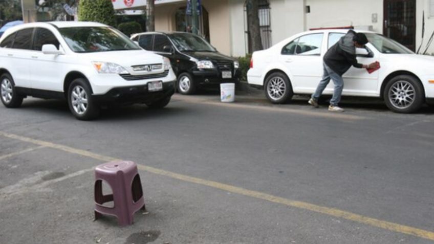 ¿Cuánto cuesta la multa por apartar espacios públicos con botes?