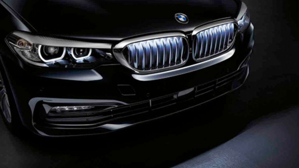 El diseño de los faros con los cristales Swarovski le dan un aspecto superior al BMW i7.