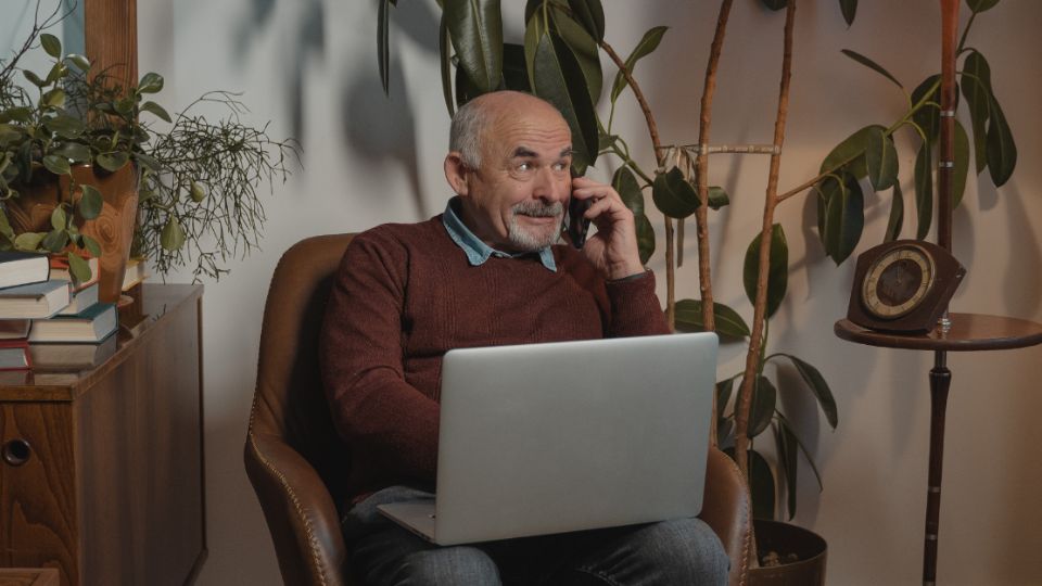 Los adultos mayores pueden tramitar su licencia de conducir.