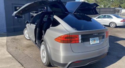 Viral: Un usuario modificó su Tesla Model X para que parezca el DeLorean de Volver al Futuro