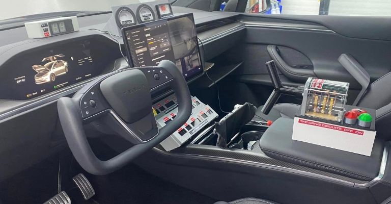 Interior de la Tesla Model X de Volver al Futuro