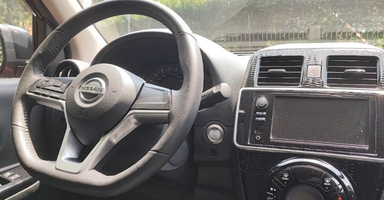 Interior del Nissan March 2023
