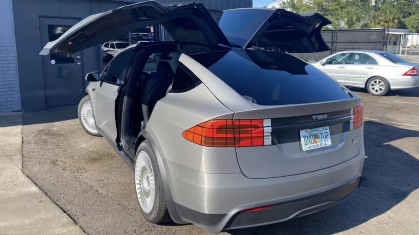 Viral: Un usuario modificó su Tesla Model X para que parezca el DeLorean de Volver al Futuro