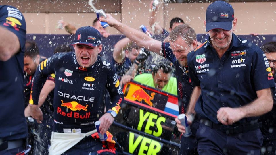 Verstappen durante unos festejos de Red Bull