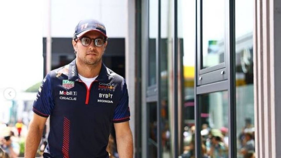 Checo Pérez, en su llegada al paddock de Red Bull