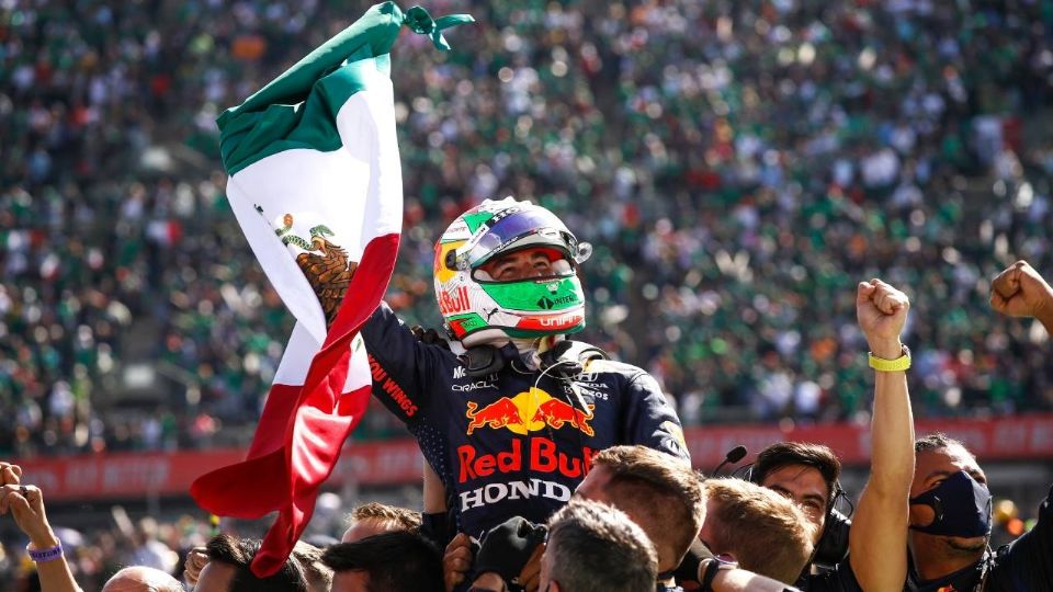 Checo Pérez celebra su podio en el Gran Premio de México