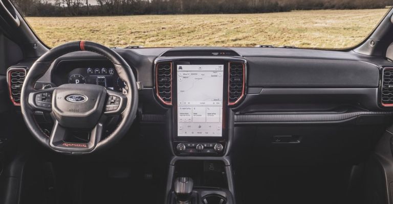 Motor e interior de la Ford Ranger Raptor