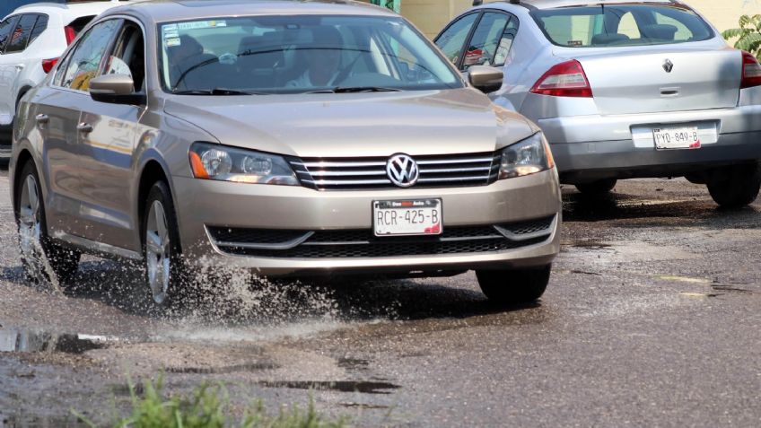 ¿Qué pasa si un carro pasa por un bache? Efectos y razones por las que deberías esquivarlos
