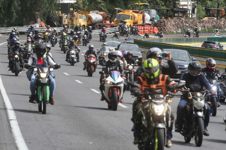 Qué hacer para soportar el calor en moto