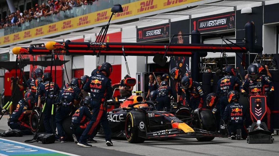 El jefe de Red Bull habló sobre el piloto mexicano.