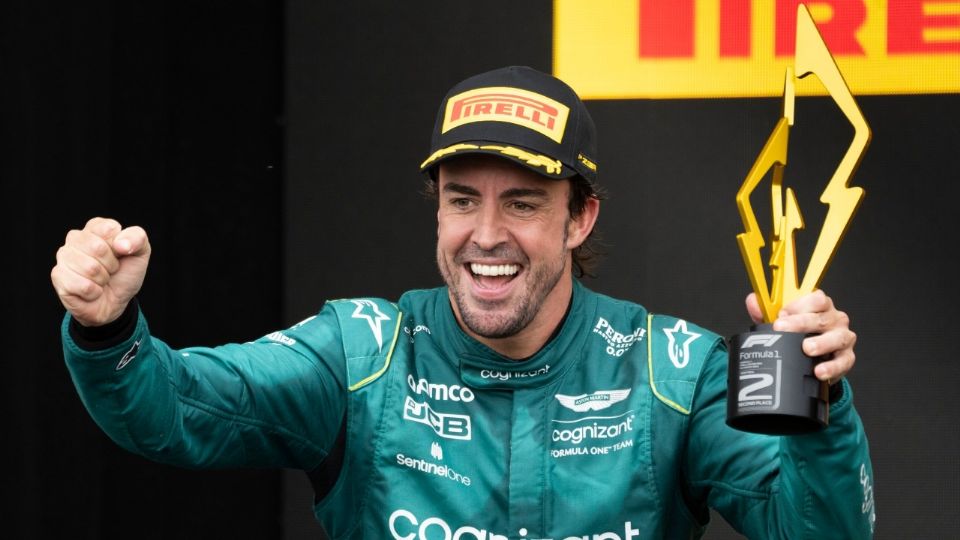 Alonso festeja en el podio canadiense