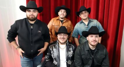 ¡Cantó Unx100to y emociona a pasajeros! Vocalista de Grupo Frontera sorprende y canta en avión