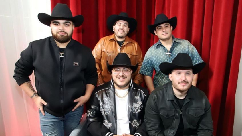 ¡Cantó Unx100to y emociona a pasajeros! Vocalista de Grupo Frontera sorprende y canta en avión