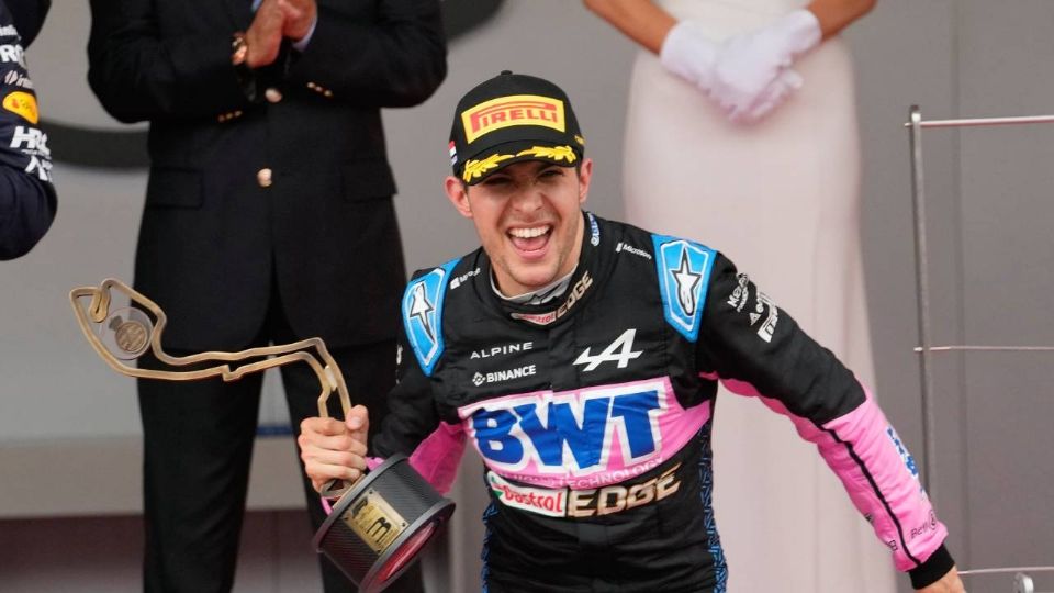 Ocon presume su trofeo en Montecarlo