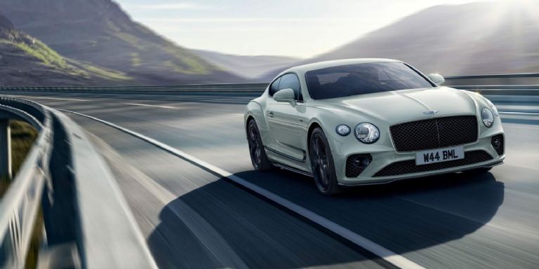 Mike Tyson baila como Peso Pluma Conoce los autos del boxeador