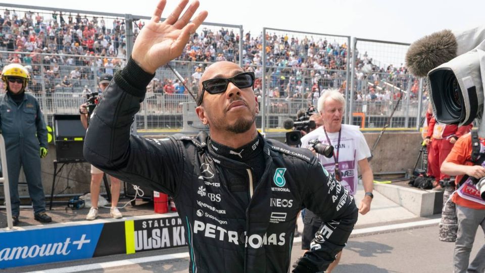 Lewis Hamilton saluda al público