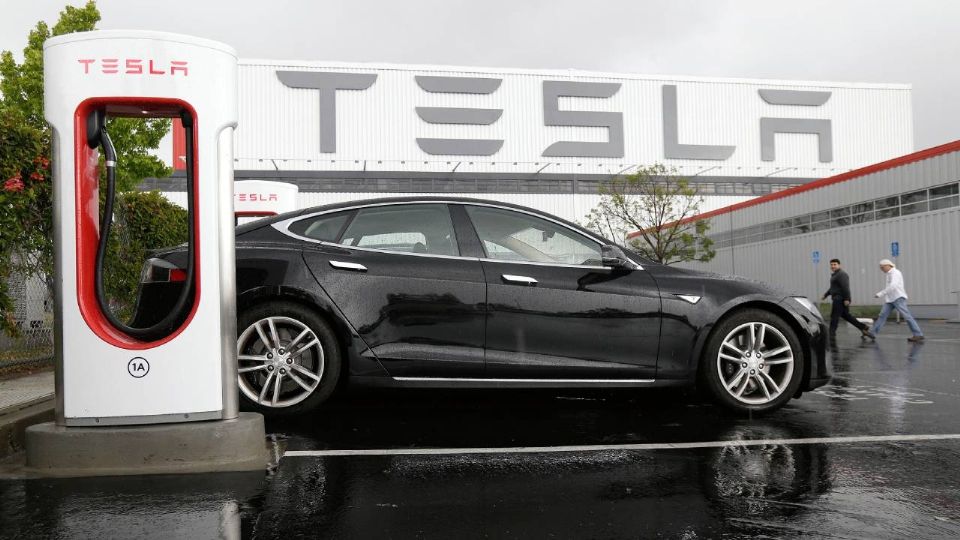 Auto eléctrico de Tesla en recarga