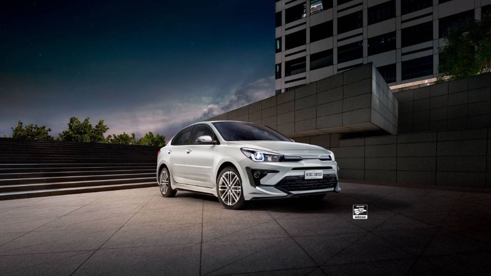 Kia Río Sedán 2023, el auto más económico de la empresa.