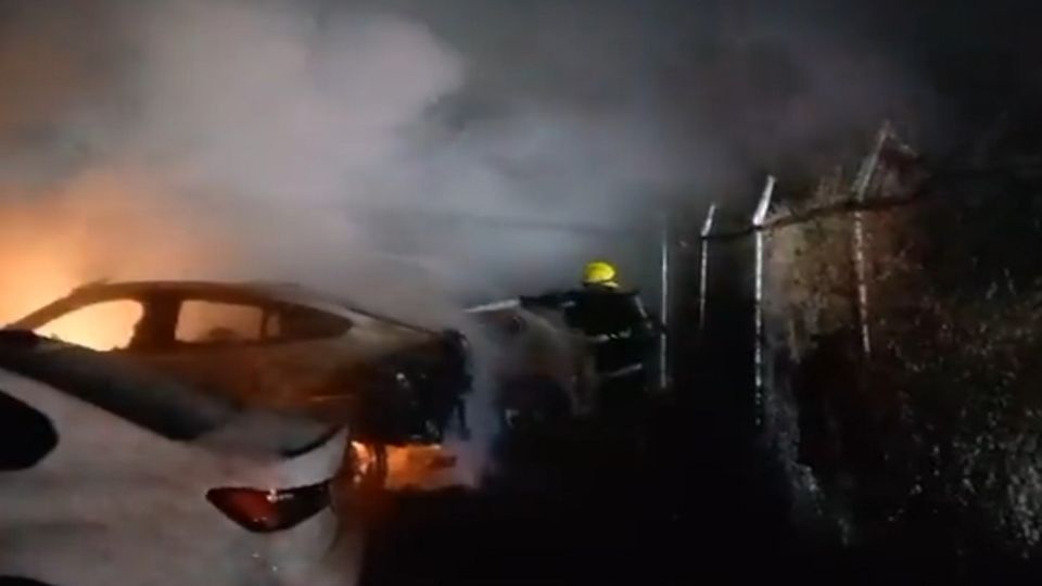 Una persona generó un incendio en un lote de autos de lujo