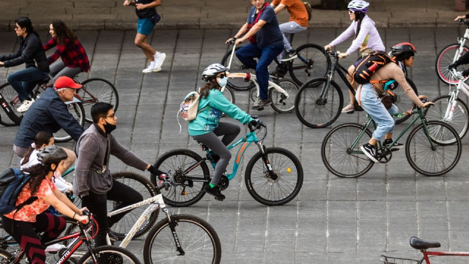 Cuatro paseos en bicicleta durante todos los sábados del mes de julio.