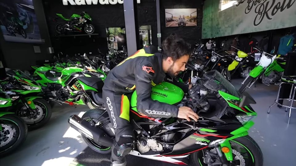 Se trata de una motocicleta deportiva de Kawasaki.