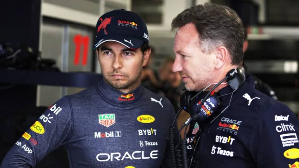 Checo platica con Horner en el paddock de Red Bull