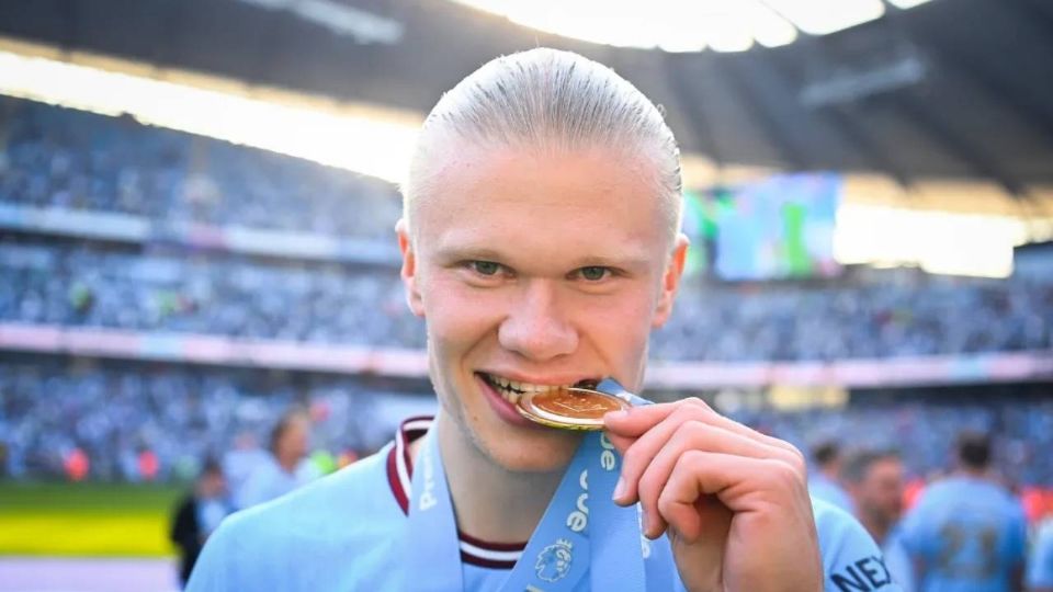 Erling Haaland muerde su medalla de campeón