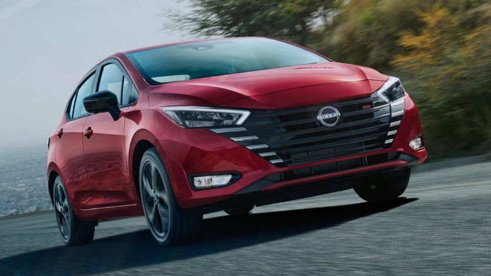 Nissan Versa 2023 en rojo