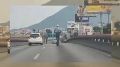 ¡Hombre en scooter eléctrico se hace viral! Fue captado por una de las avenidas principales de Monterrey