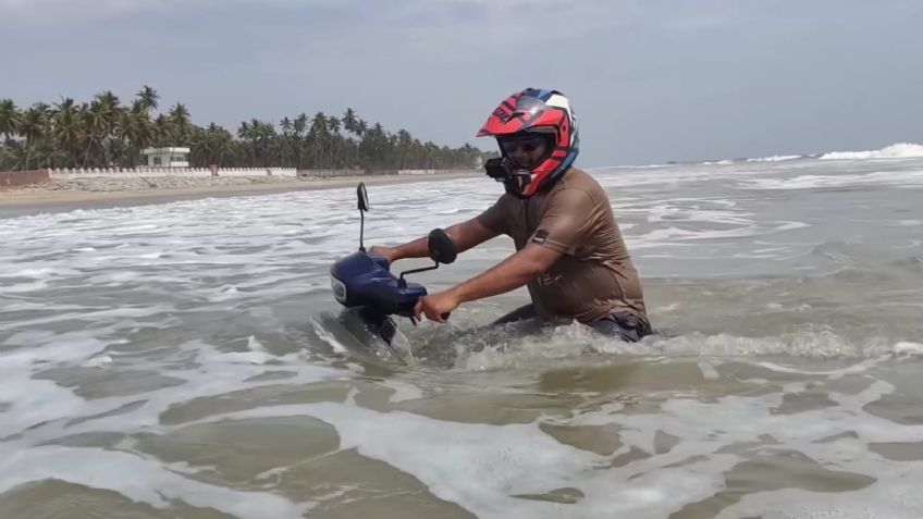 VIDEO: Un youtuber de la India pone a prueba un scooter eléctrico metiéndolo al mar