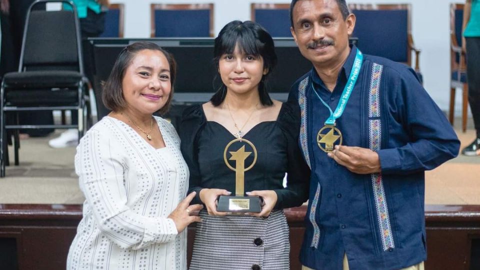 Cursa el cuarto semestre en el Conalep de Papantla, Veracruz.