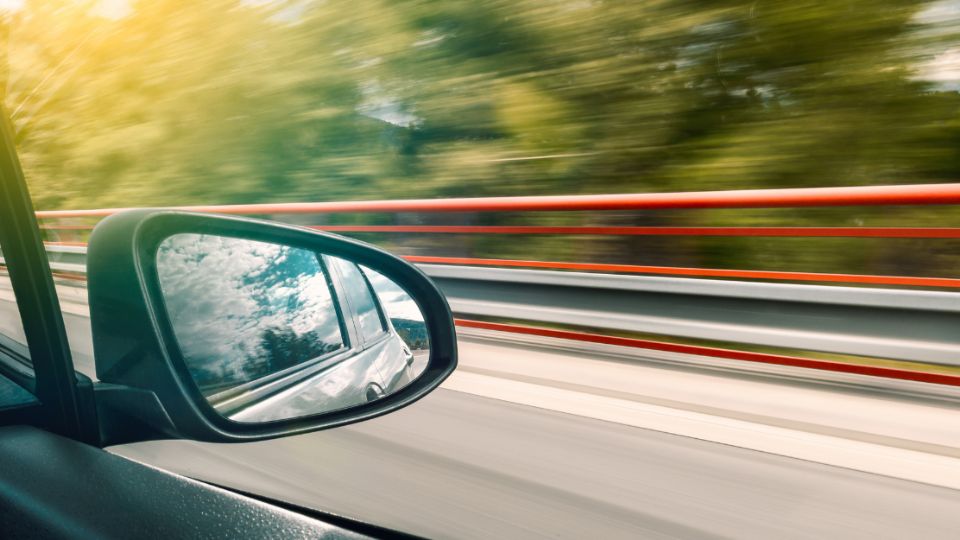 No dejar pasar a otros automóviles en la carretera podría generarte una multa de tránsito.