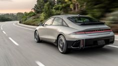 ¿A qué autos eléctricos les dura más la batería con 30 minutos de carga? Ninguno es Tesla