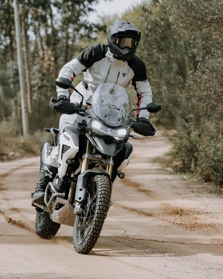 Errores al frenar una moto que podrían hacerte caer