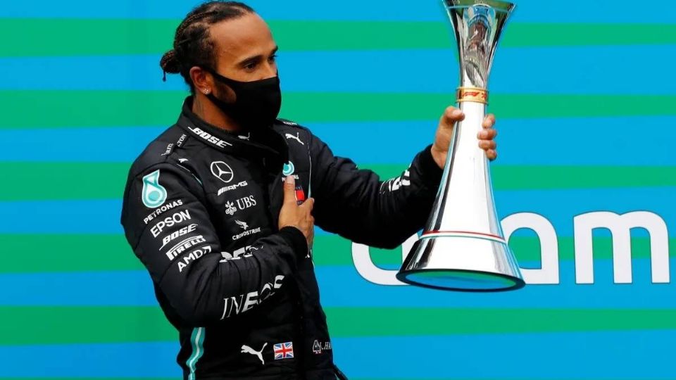 Lewis Hamilton presume una de sus victorias