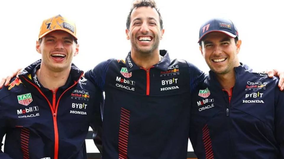 Ricciardo posa con sus colegas de Red Bull