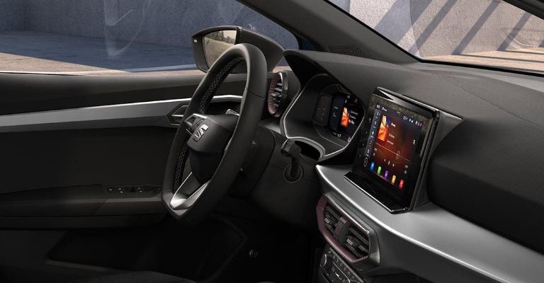 Motor e interior del SEAT Ibiza Turbo 2023