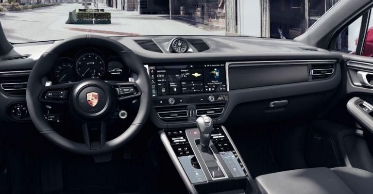 Motor e interior de la Porsche Macan 2023