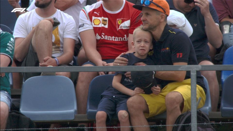 Emotivo gesto con niño que lloró por su choque en la P1.