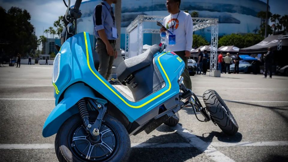 Conoce este scooter eléctrico de tres ruedas.