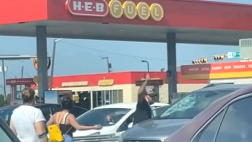 ¡Momento de terror! Papá rompe parabrisas de auto para salvar a su bebé del calor: VIDEO