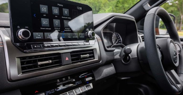 Motor e interior de la Mitsubishi L200 2024