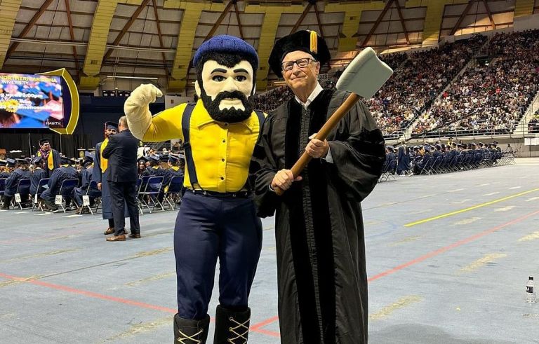 Bill Gates cree que los chatbots de inteligencia artificial enseñará a leer y escribir