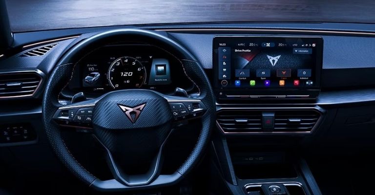 Motor e interior del Cupra León 2023