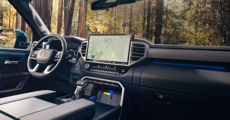 Interior y motor de la Toyota Sequoia